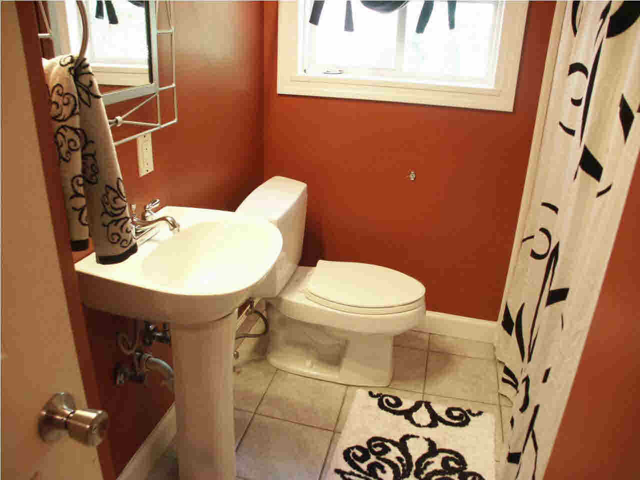 4239 Berlin Drive Jackson, MS 39211 - Photo 13 of 24 First guest bath