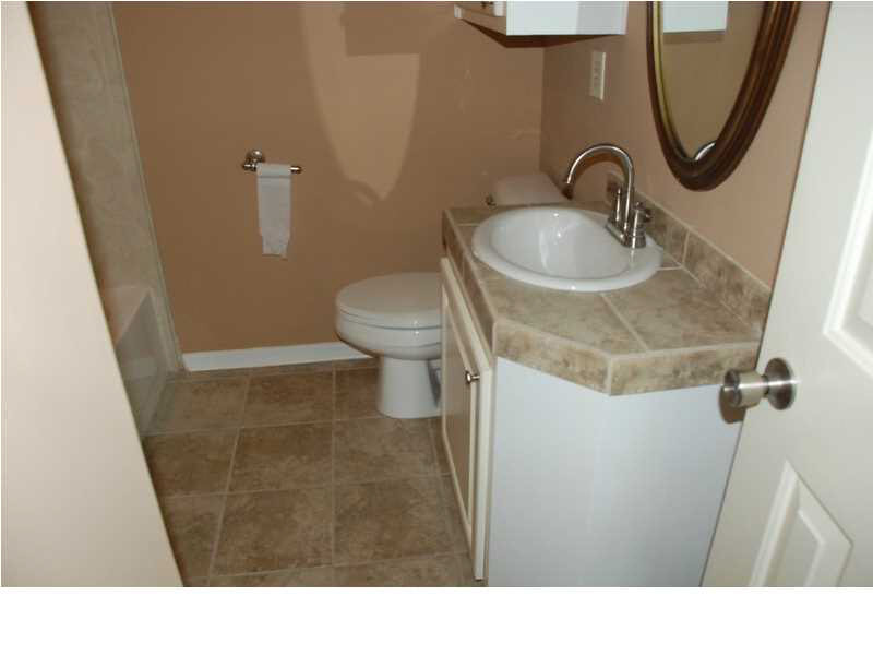 4239 Berlin Drive Jackson, MS 39211 - Photo 16 of 24 A full private bath off guest bedroom