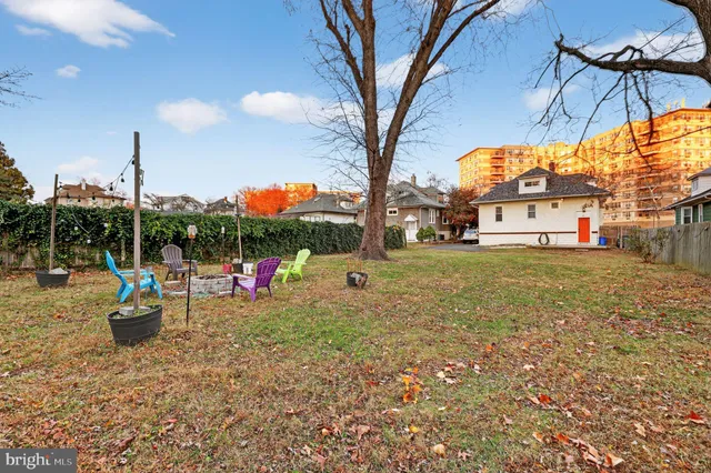 a view of a backyard