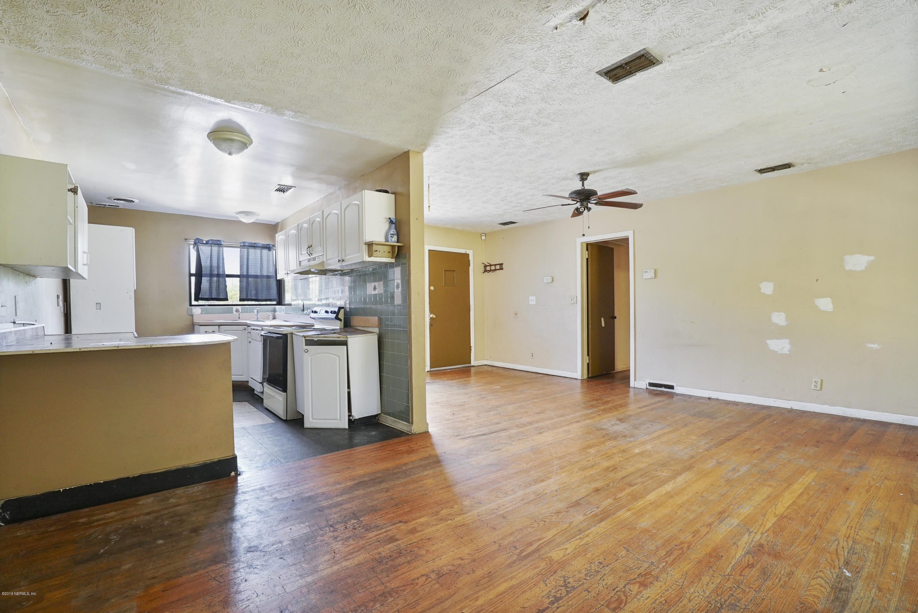 6300 Merrill Road Jacksonville, FL 32277 - Photo 5 of 17 DSC01874