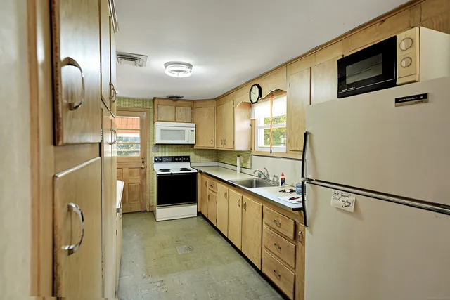 $230,000 | 11 Carpet Street, Enfield, CT 06082