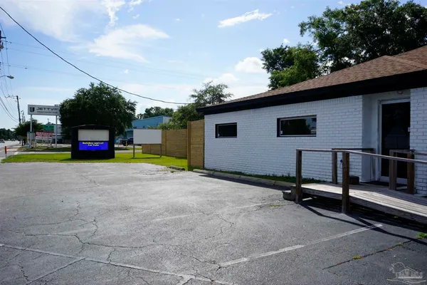$2,500 | 3480 Barrancas Avenue, Pensacola, FL 32507