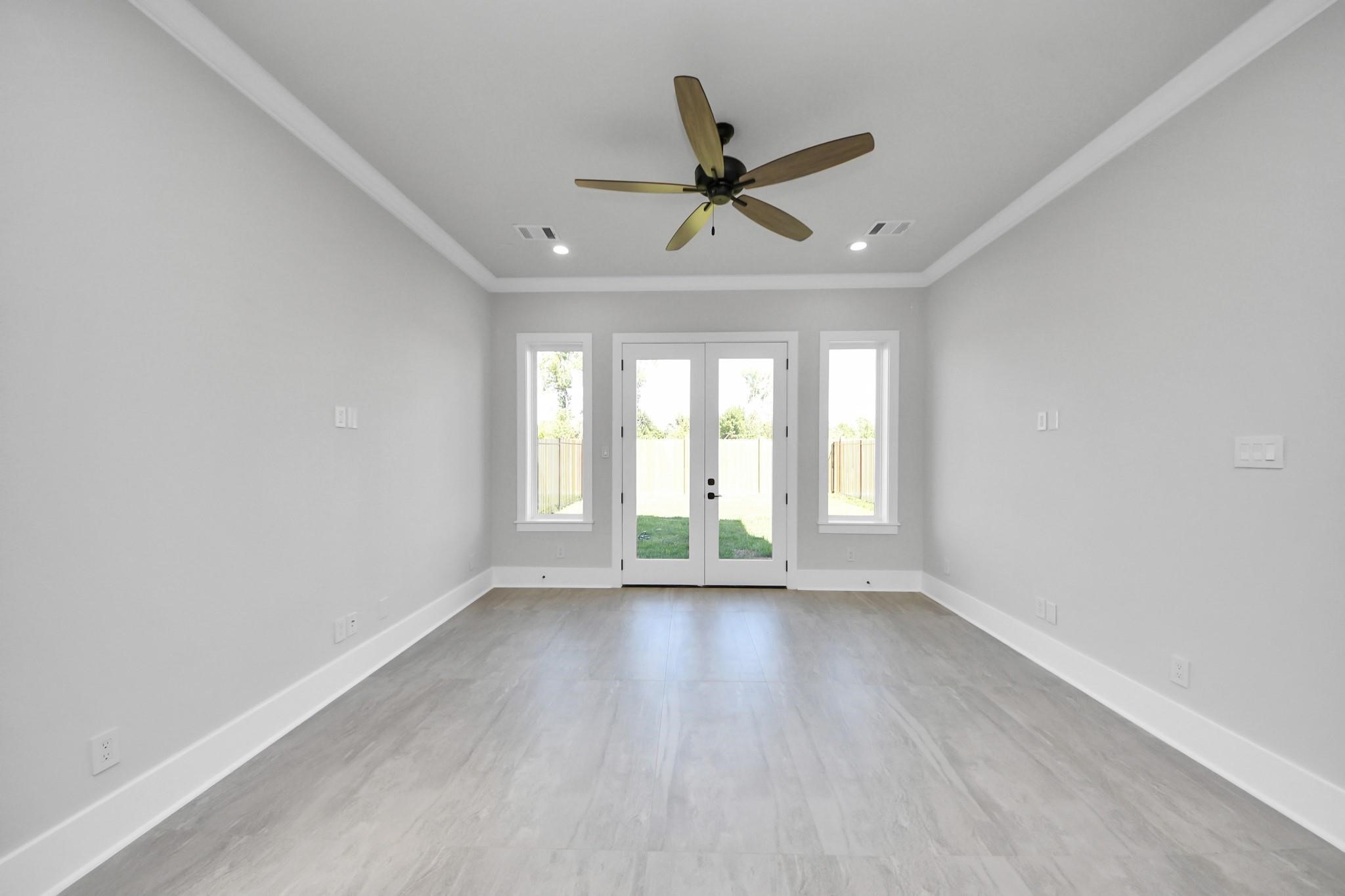 6320 Milwee Street, Unit B Houston, TX 77092 - Photo 7 of 30 a view of an empty room with a window