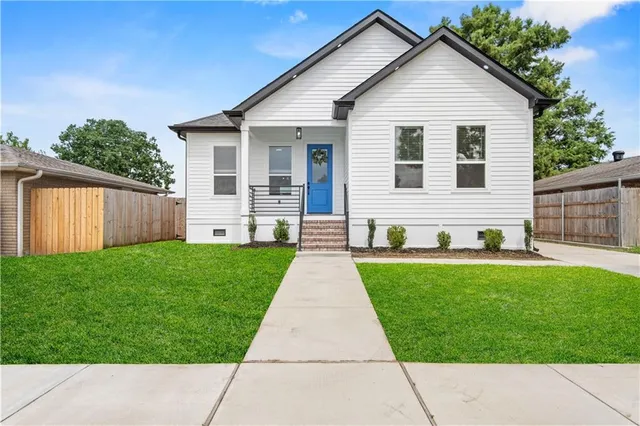 $279,900 | 3312 Dauterive Drive, Chalmette, LA 70043