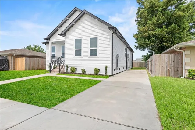 $279,900 | 3312 Dauterive Drive, Chalmette, LA 70043