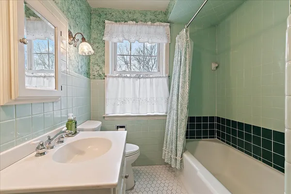 $395,000 | 1314 Bunker Avenue, Flossmoor, IL 60422