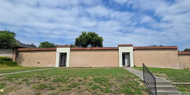 a view of a backyard