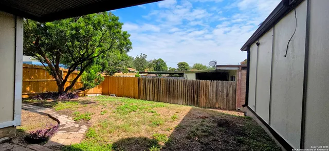 a view of a backyard