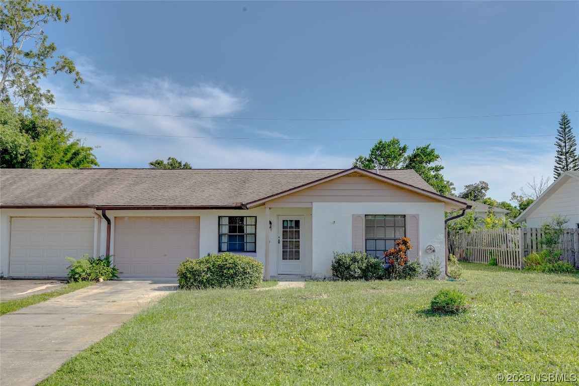 a view of backyard of the house