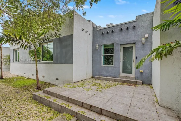 a view of an house with backyard