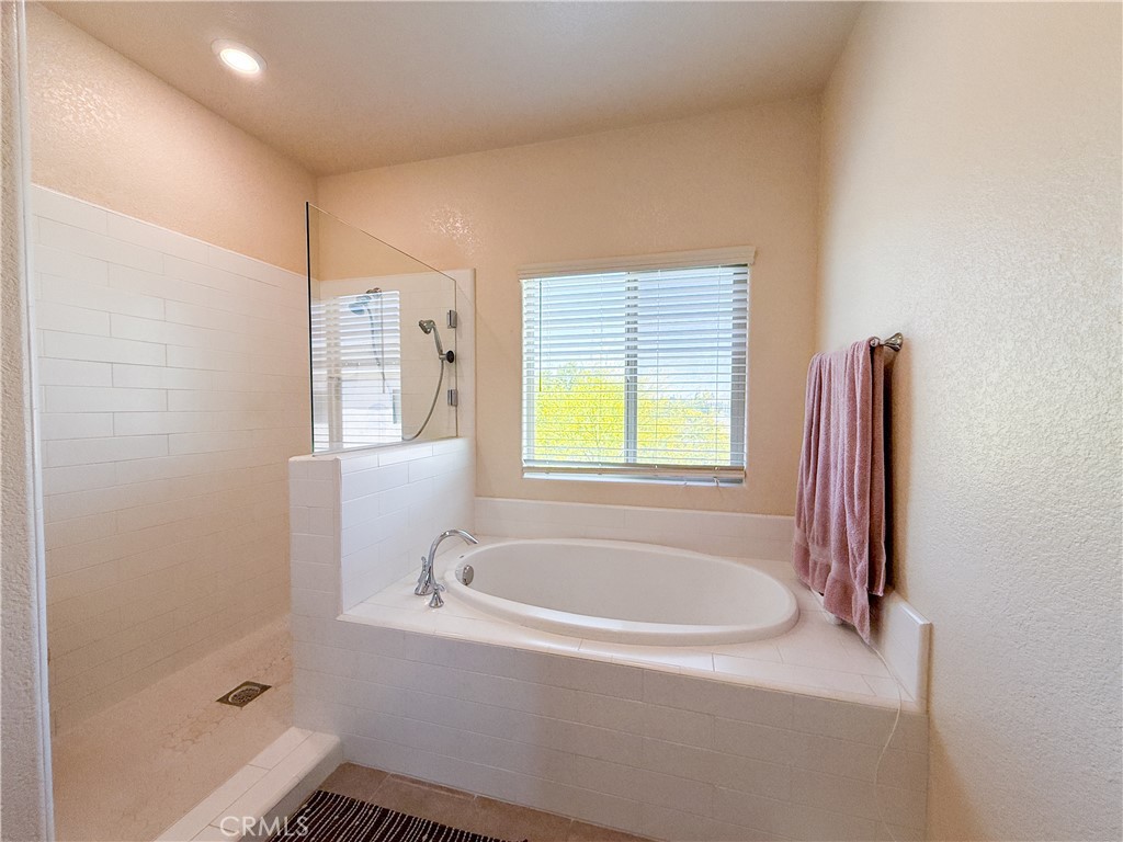 4407 Kerr Court Merced, CA 95348 - Photo 13 of 30 Upstairs Grand Tub / Shower