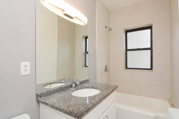 $2,297 | 626 West Stratford Place, Unit 3E, Chicago, IL 60657