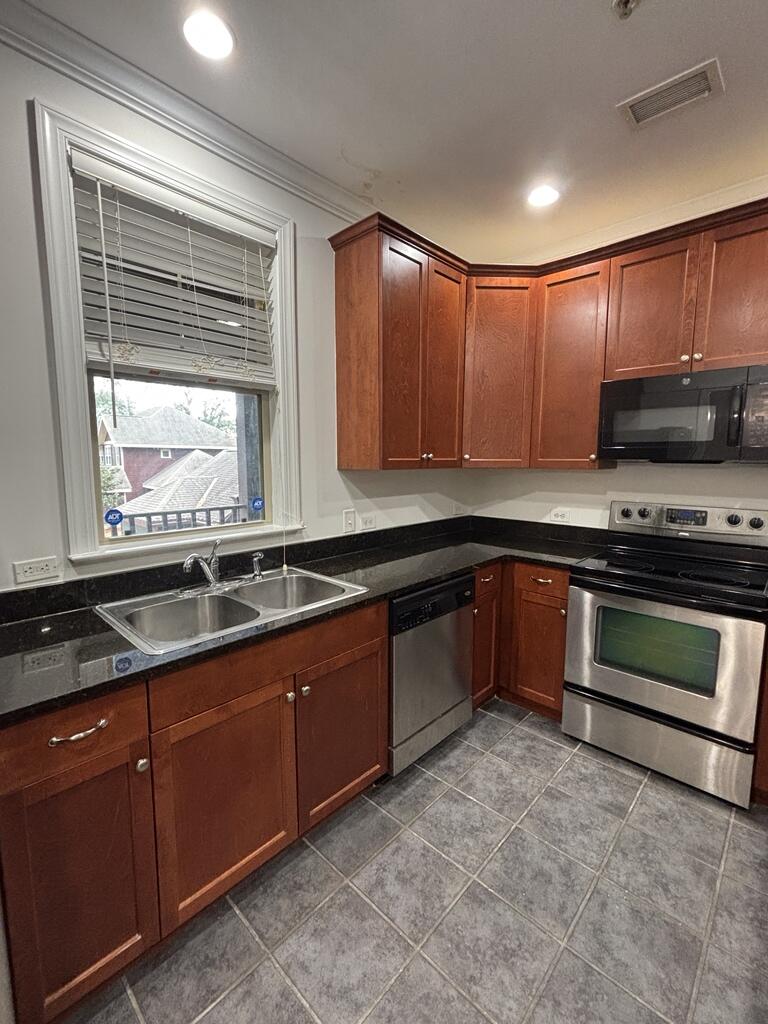 5565 Colonial Chatsworth Circle North Charleston, SC 29418 - Photo 10 of 44 2025-12-03-09-49-34