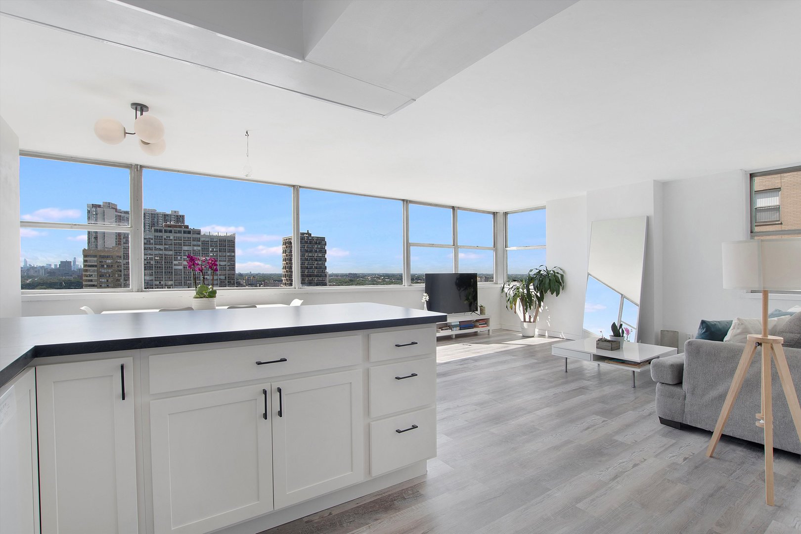 6301 North Sheridan Road, Unit 22V Chicago, IL 60660 - Photo 13 of 24 Gallery Image 13