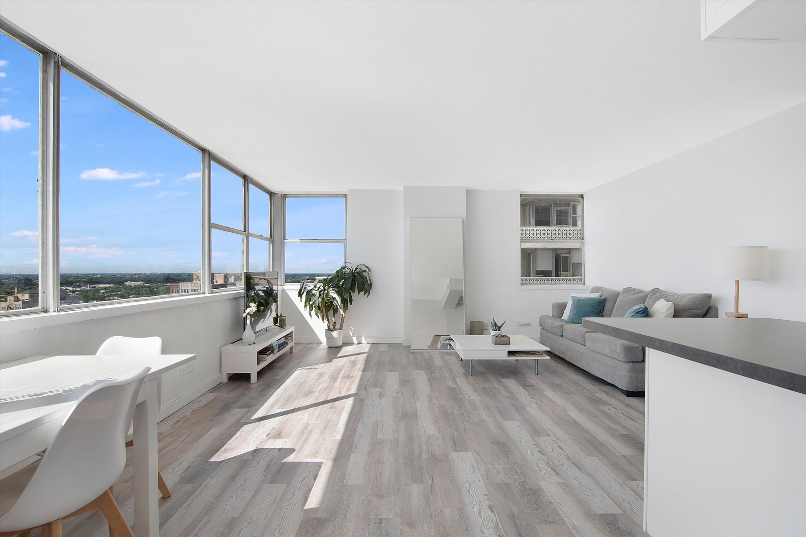 6301 North Sheridan Road, Unit 22V Chicago, IL 60660 - Photo 2 of 24 Gallery Image 2