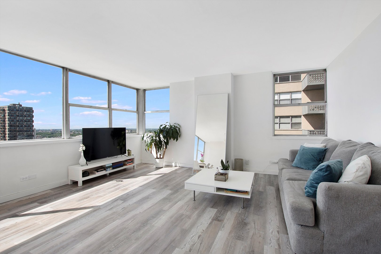 6301 North Sheridan Road, Unit 22V Chicago, IL 60660 - Photo 4 of 24 Gallery Image 4