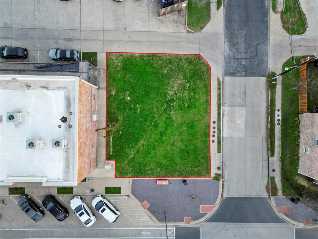 a view of a back yard of the house