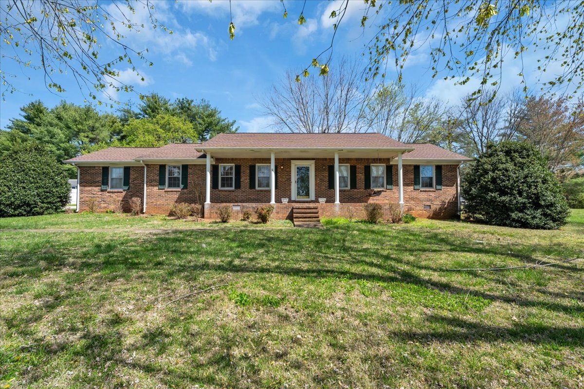 1587 Bypass Road Winchester, TN 37398 - Photo 2 of 26 front view of a house with a yard