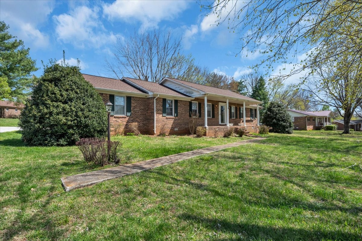 1587 Bypass Road Winchester, TN 37398 - Photo 3 of 26 front view of a house with a yard