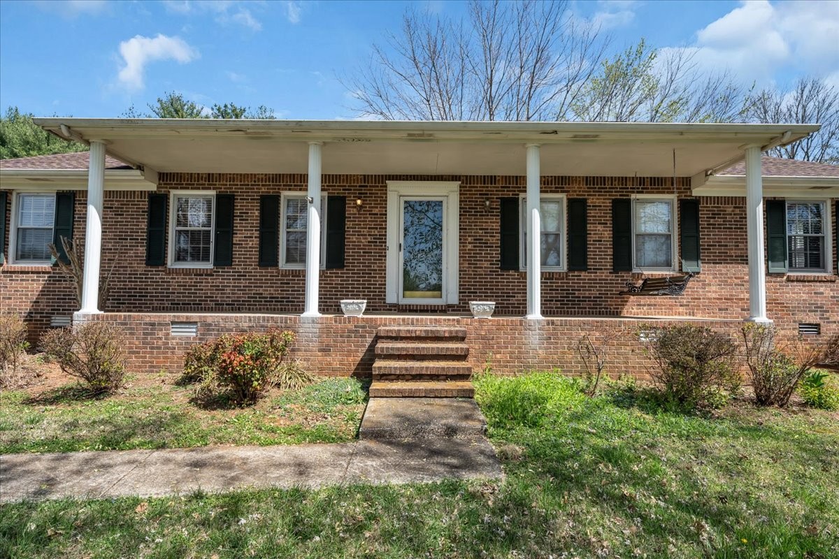 1587 Bypass Road Winchester, TN 37398 - Photo 4 of 26 front view of a house