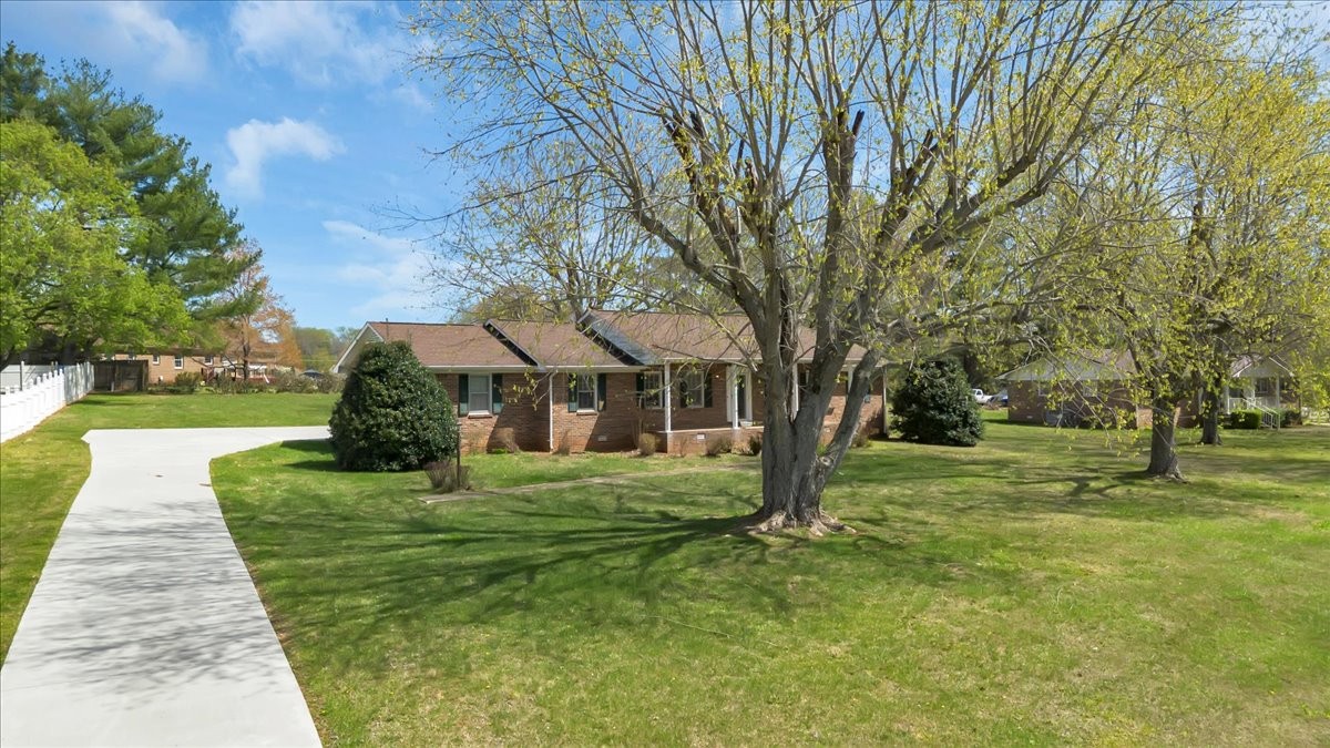 1587 Bypass Road Winchester, TN 37398 - Photo 5 of 26 a front view of a house with a yard