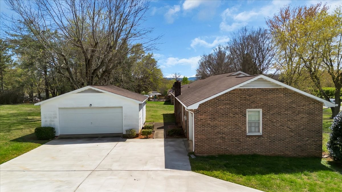 1587 Bypass Road Winchester, TN 37398 - Photo 8 of 26 a front view of a house with a yard