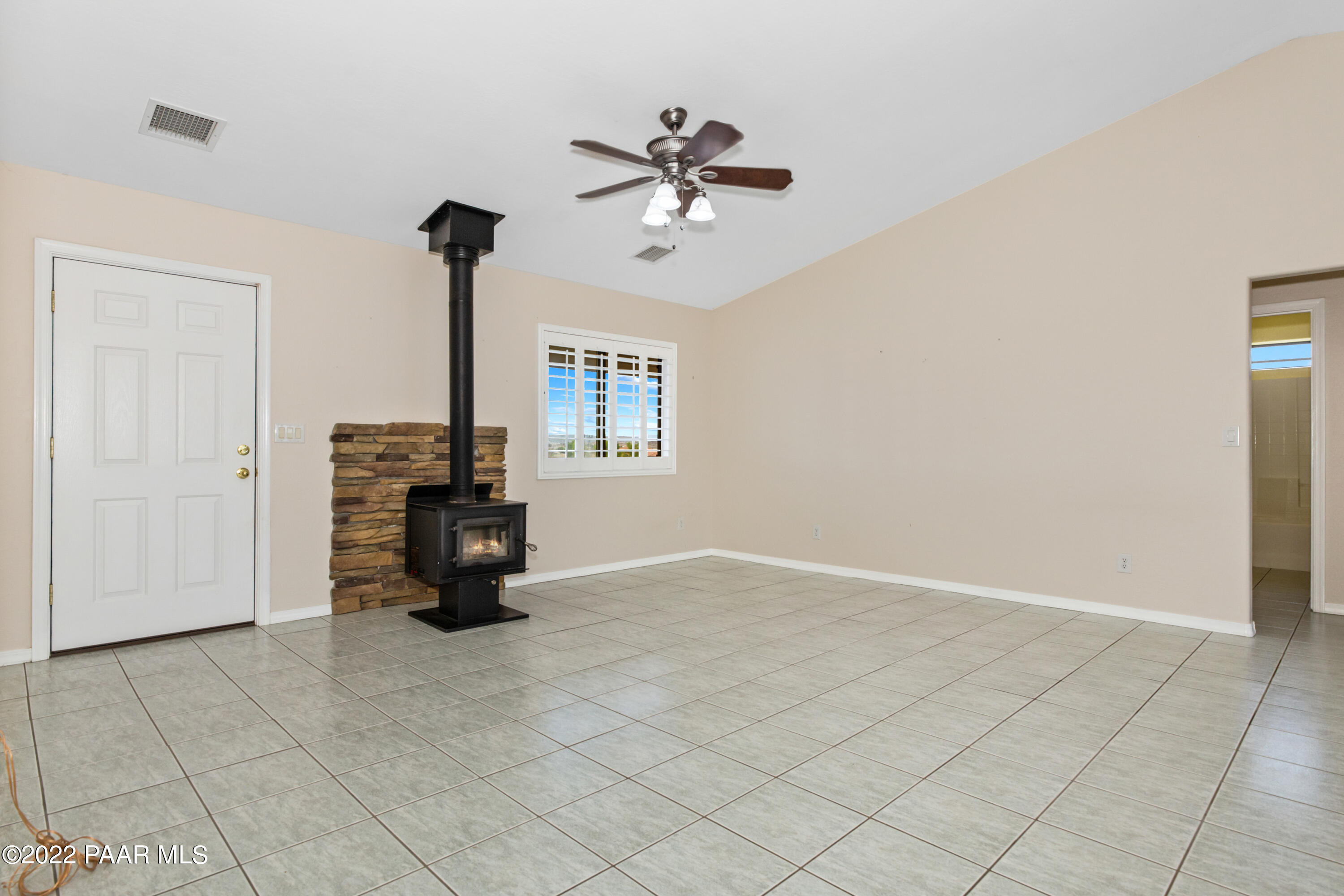 22475 North Docs Road Paulden, AZ 86334 - Photo 4 of 36 010_Living Room
