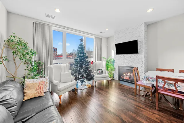 $610,000 | 3215 North Elston Avenue, Unit 1N, Chicago, IL 60618