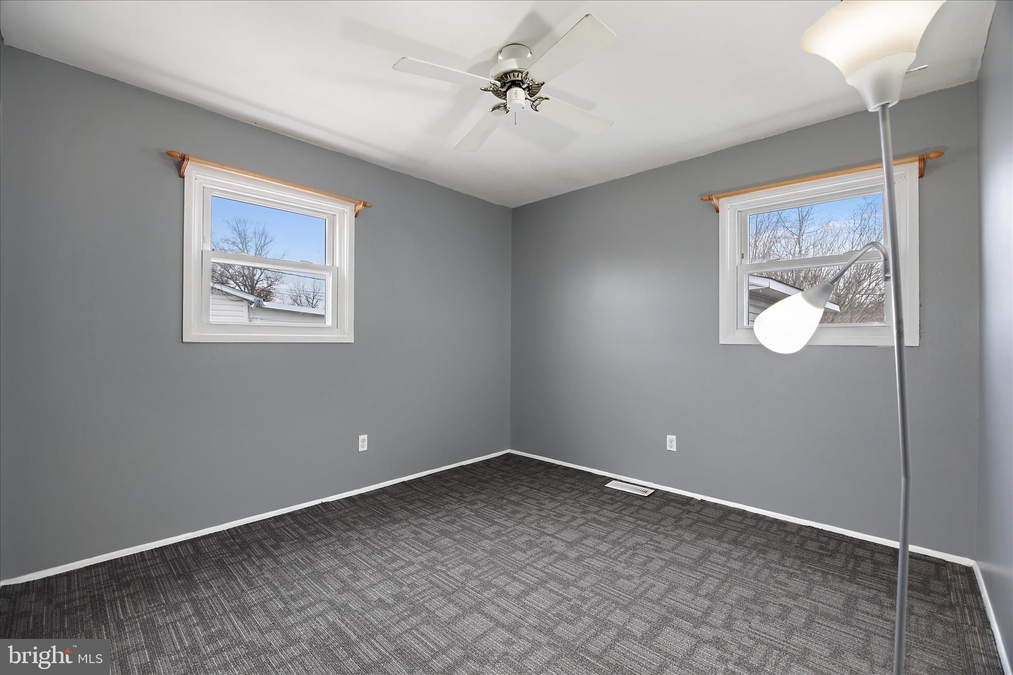 518 Kintop Road Glen Burnie, MD 21061 - Photo 16 of 33 an empty room with windows and closet