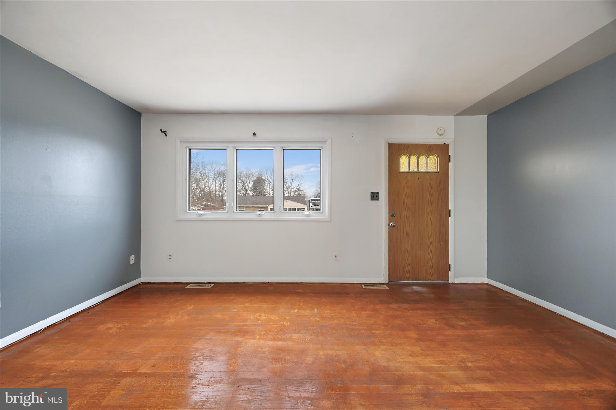 518 Kintop Road Glen Burnie, MD 21061 - Photo 4 of 33 an empty room with windows