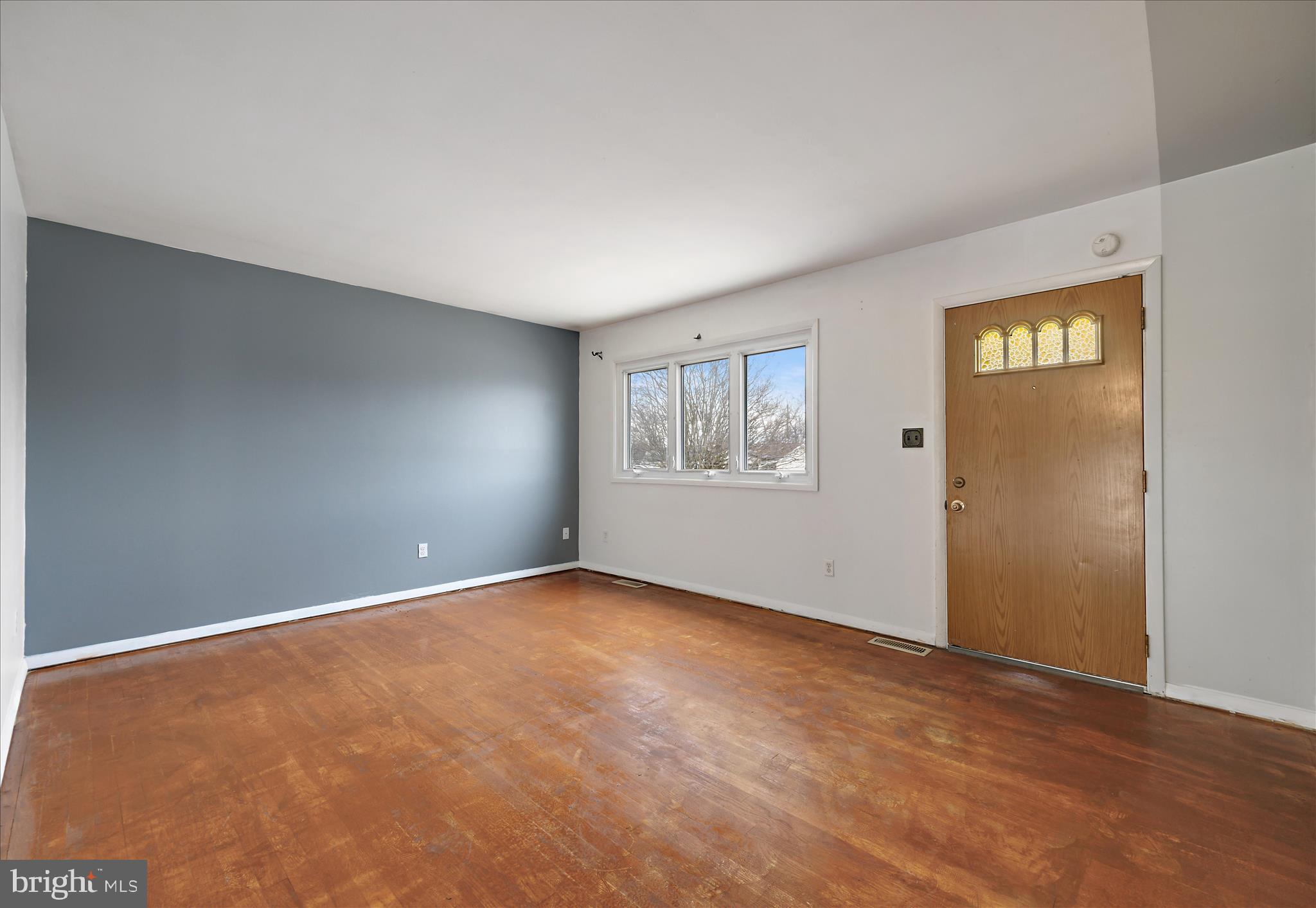518 Kintop Road Glen Burnie, MD 21061 - Photo 5 of 33 an empty room with windows