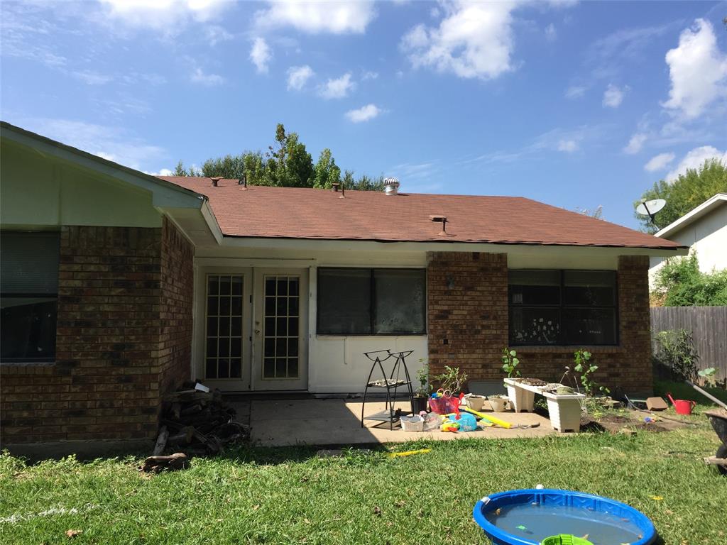 a view of an house with backyard space and garden