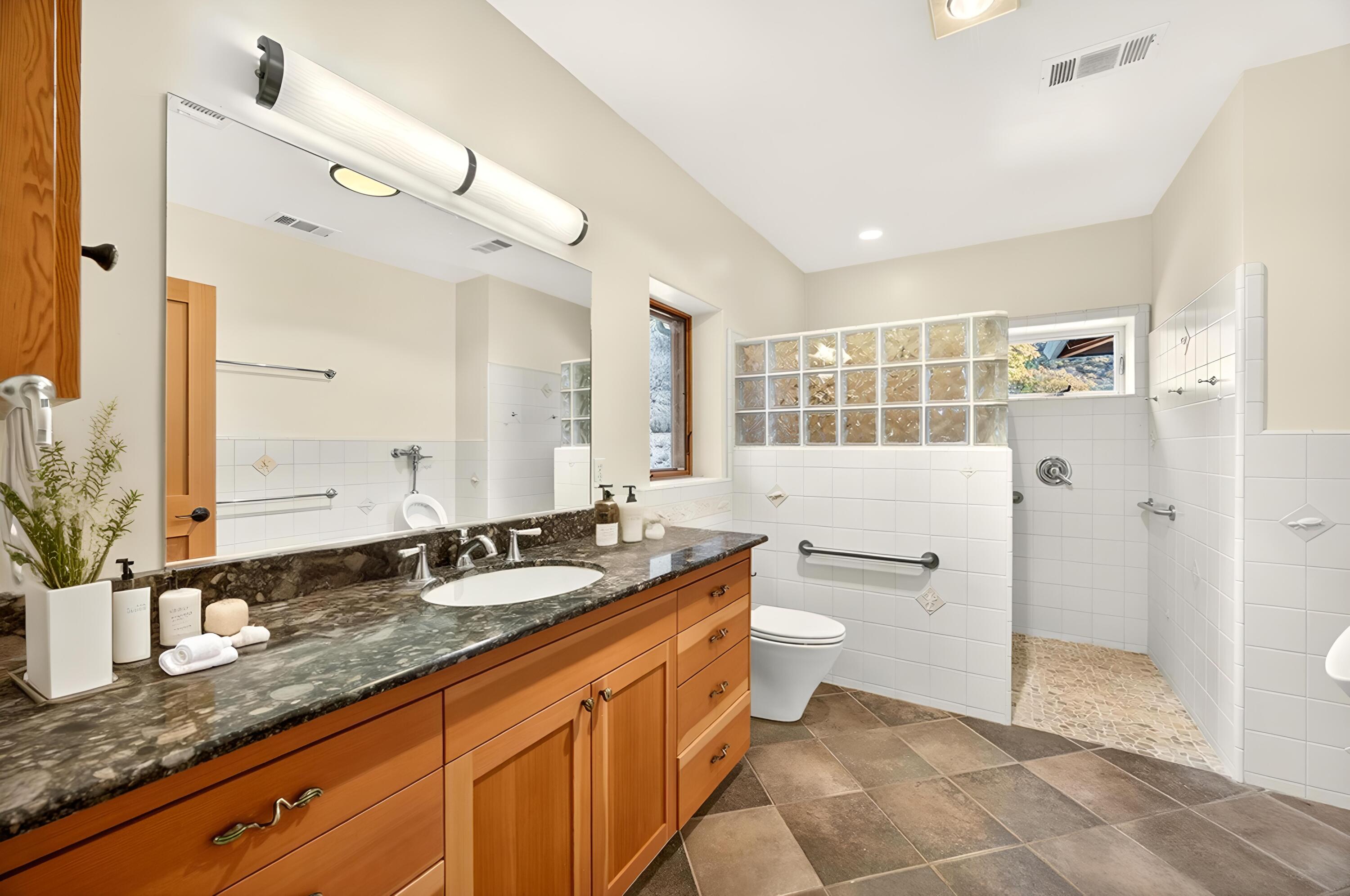 17252 North Applegate Road Grants Pass, OR 97527 - Photo 25 of 59 PrimaryBathroomApplegate