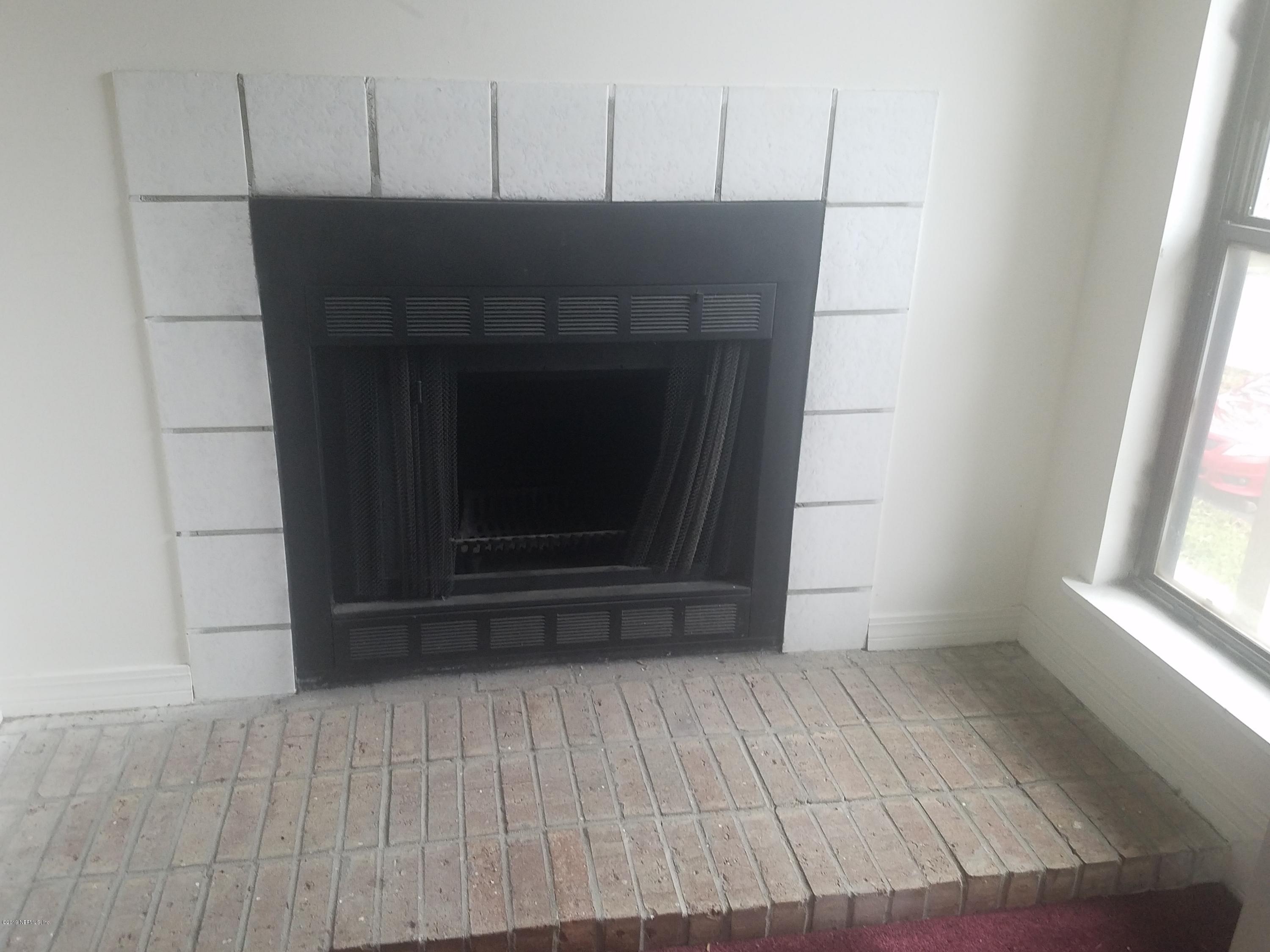 10200 Belle Rive Boulevard, Unit 256 Jacksonville, FL 32256 - Photo 5 of 18 a living room with a fireplace
