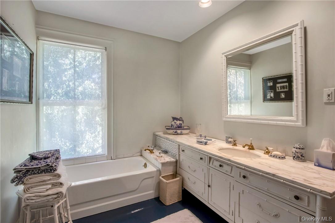 4 Deer Run Sparkill, NY 10976 - Photo 22 of 34 a bathroom with a bathtub sink and mirror