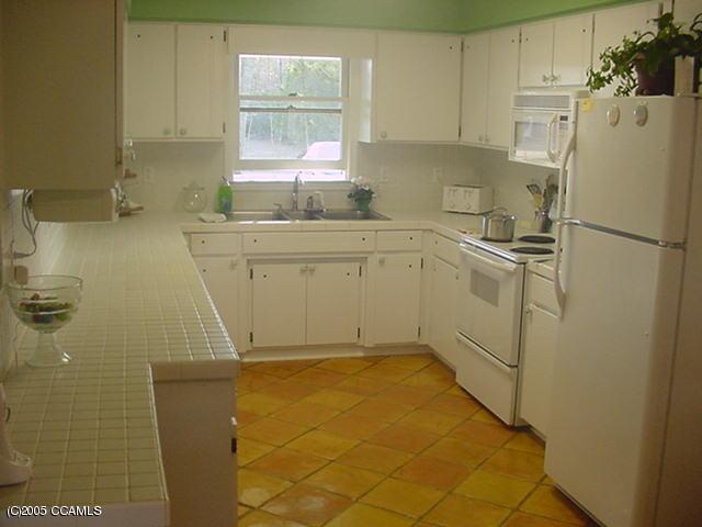 131 Manchester Road Havelock, NC 28532 - Photo 3 of 4 kitchen