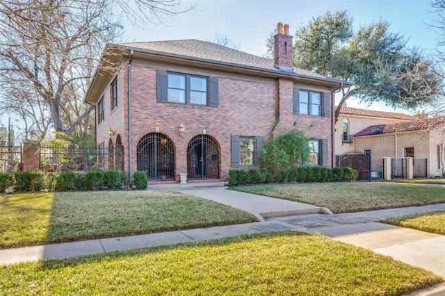 $6,800 | 2809 Park Hill Drive, Fort Worth, TX 76109