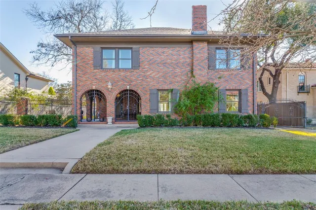 $6,800 | 2809 Park Hill Drive, Fort Worth, TX 76109