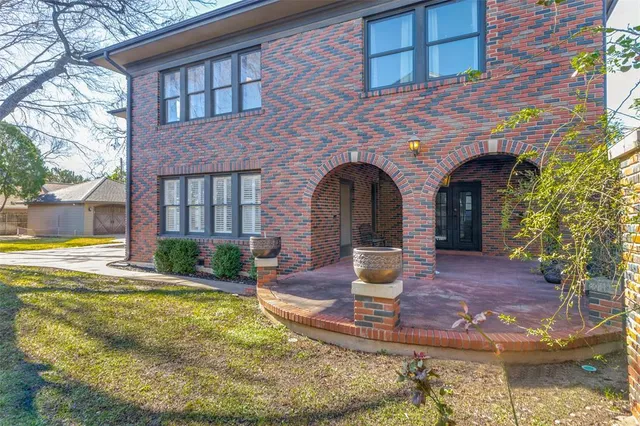 $6,800 | 2809 Park Hill Drive, Fort Worth, TX 76109