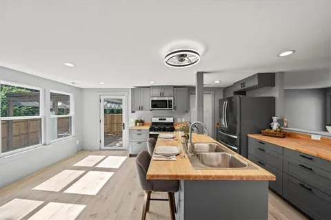 $290,000 | 1109 South Woodbury Street, Independence, MO 64050