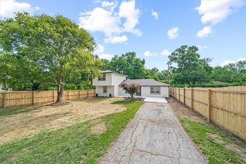 $290,000 | 1109 South Woodbury Street, Independence, MO 64050