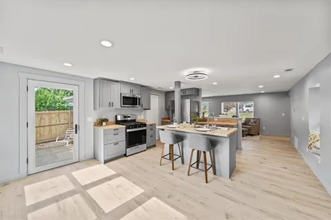 $290,000 | 1109 South Woodbury Street, Independence, MO 64050