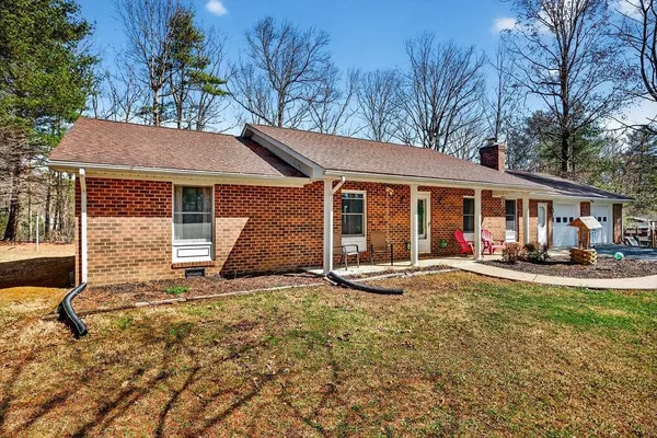 a view of a house with backyard
