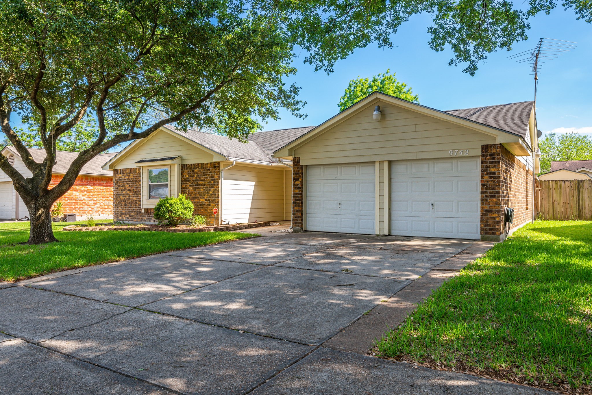 9742 Charmont Road La Porte, TX 77571 - Photo 3 of 27