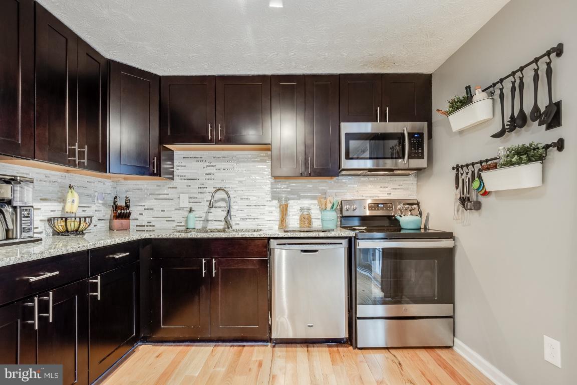 8280 Wold Den Court Springfield, VA 22153 - Photo 6 of 38