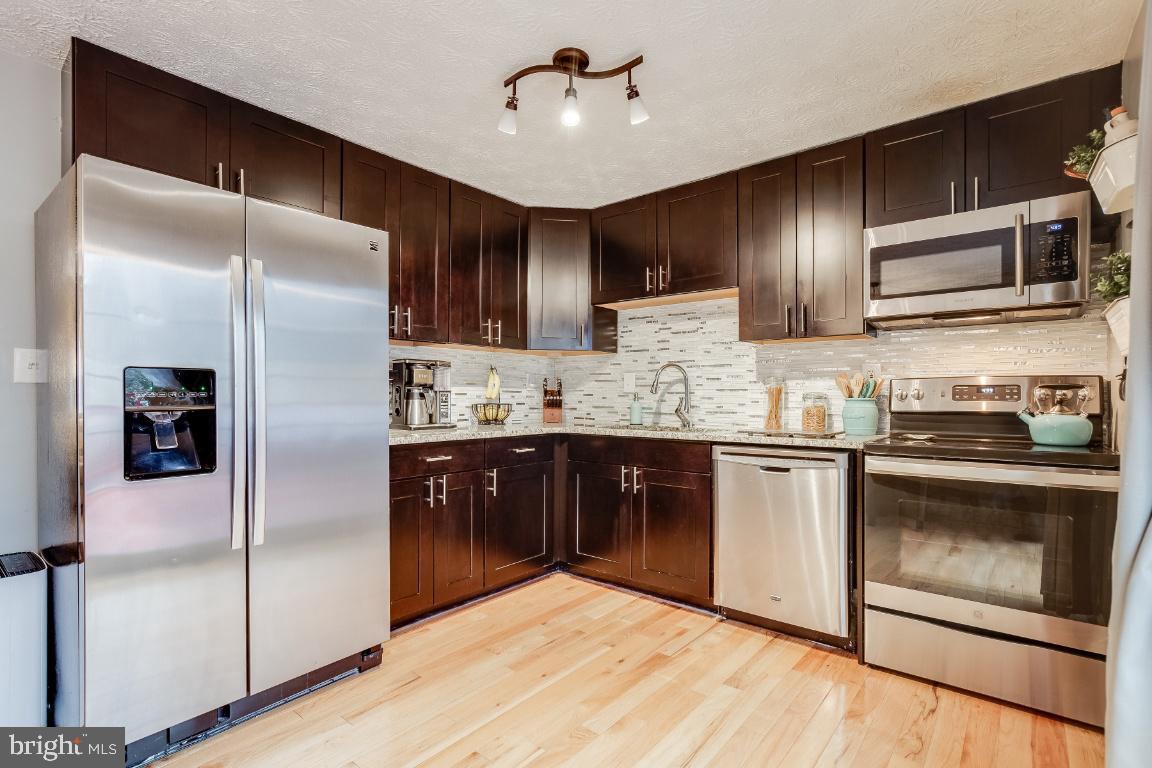 8280 Wold Den Court Springfield, VA 22153 - Photo 7 of 38