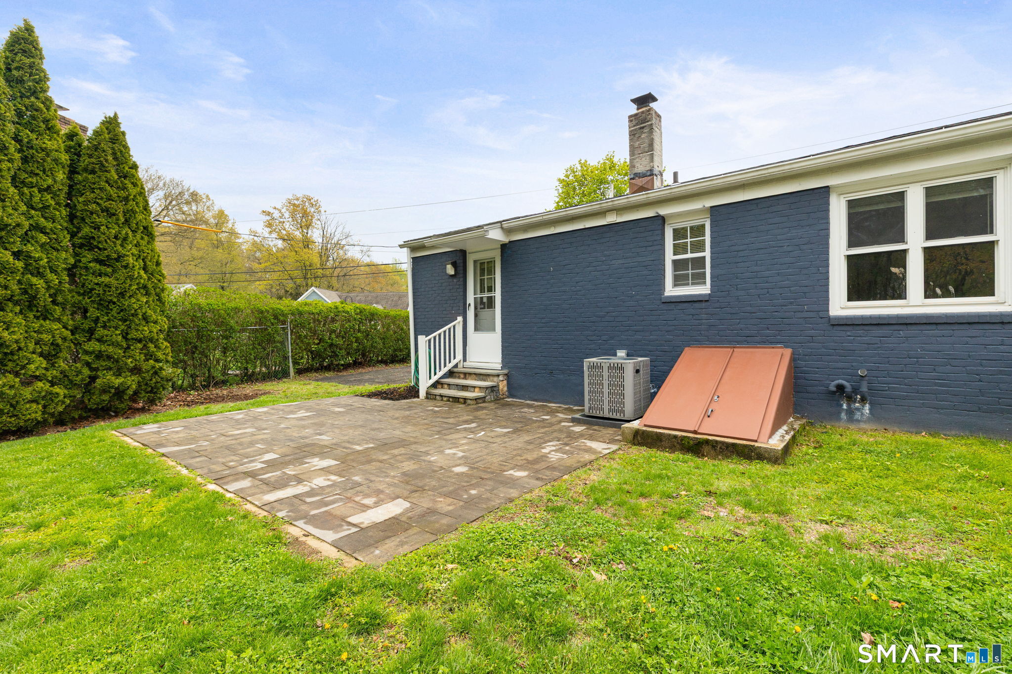 40 Beacon View Drive, Unit 2 Fairfield, CT 06825 - Photo 12 of 18 a view of a backyard with a garden and entertaining space