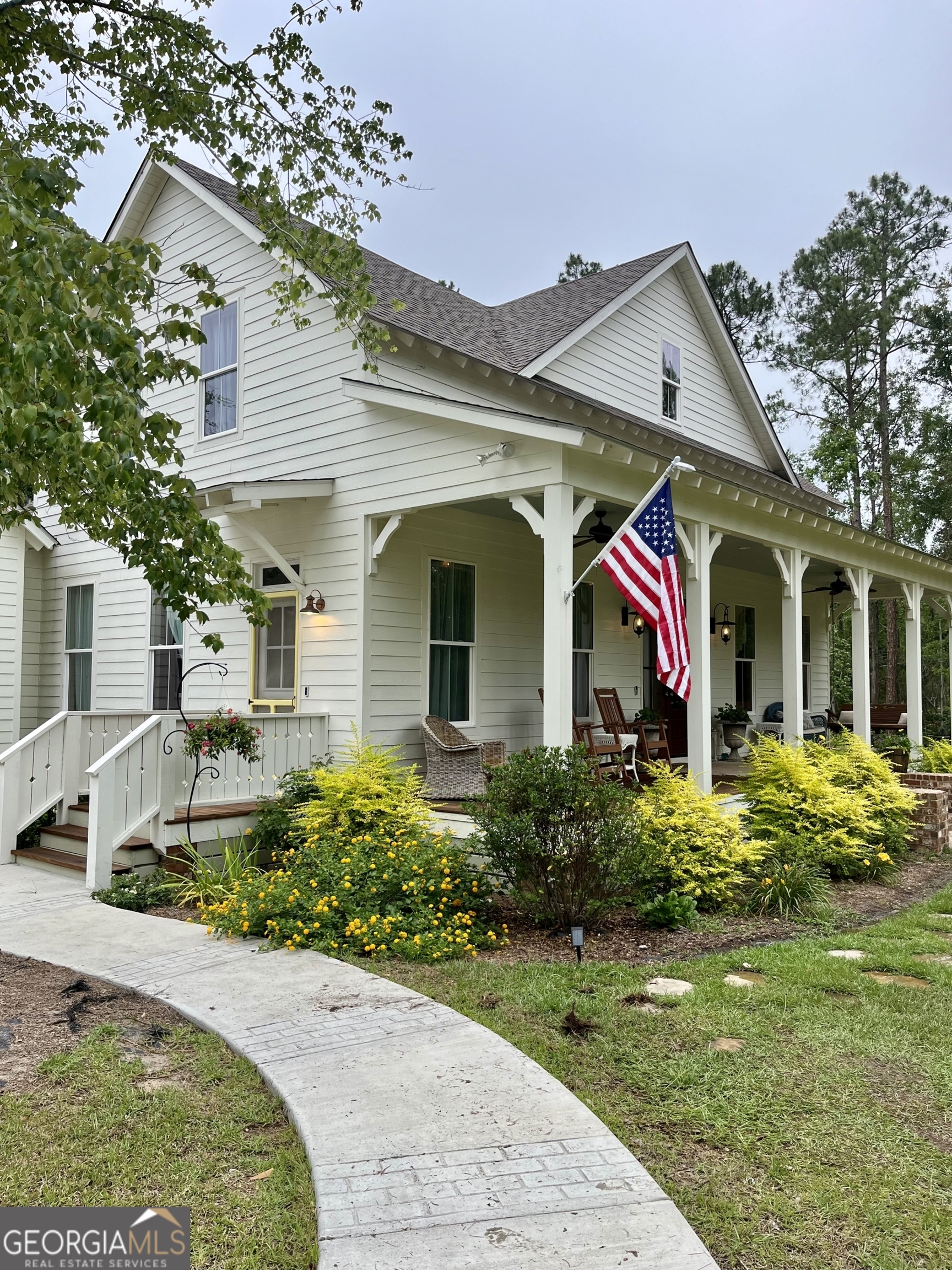 182 Rogers Street Hazlehurst, GA 31539 - Photo 1 of 38 a front view of a house with garden