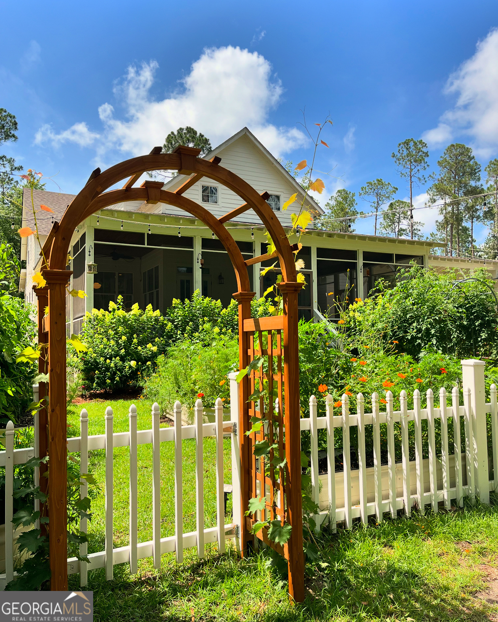 182 Rogers Street Hazlehurst, GA 31539 - Photo 5 of 38 a front view of a house with a garden