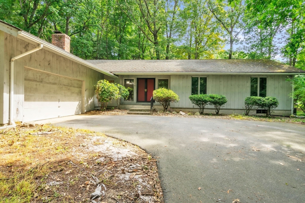 11 Brooks Road Longmeadow, MA 01106 - Photo 1 of 27 a front view of a house with garden